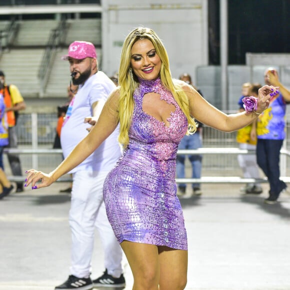 Rainha! Ellen Rocche mostra molejo e samba no pé em ensaio de Carnaval da Rosas de Ouro