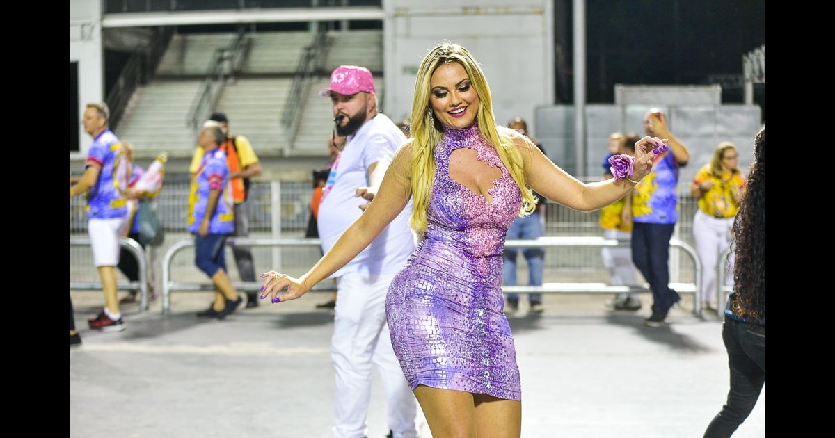 Rainha Ellen Rocche Mostra Molejo E Samba No P Em Ensaio De Carnaval