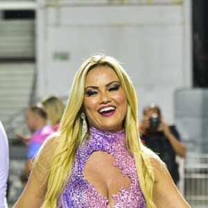 Ellen Rocche esbanjando simpatia e muito brilho com samba no pé durante o ensaio técnico de Carnaval