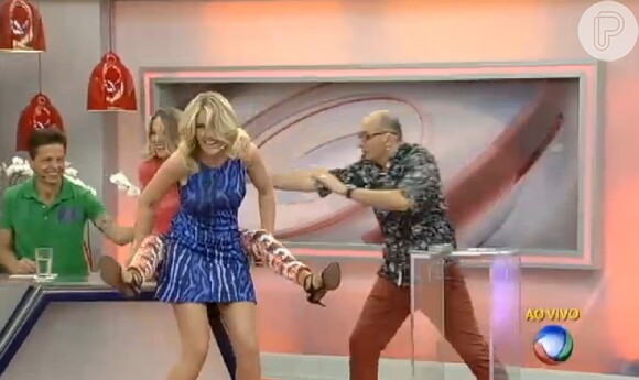 Ticiane Pinheiro cai em uma bancada após brincar de 'cavalinho' com Ana Hickmann e Britto Jr. corre para socorrer a apresentadora