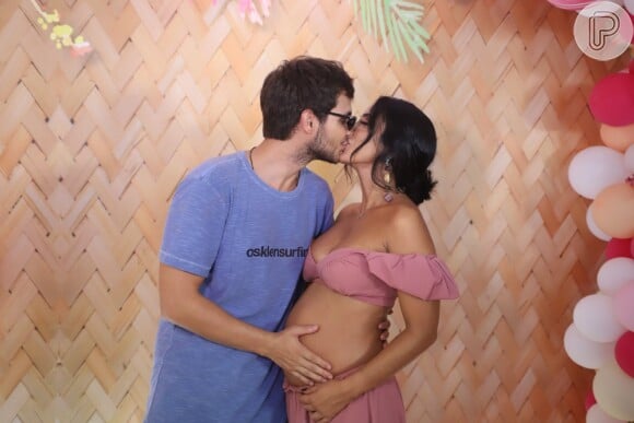 Jade Sebá e Bruno Guedes postaram a mesma foto para anunciar o nome escolhido para o filho do casal