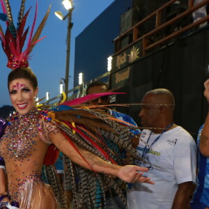 Sabrina Sato usa look comportado e posa para fotos em ensaio de carnaval