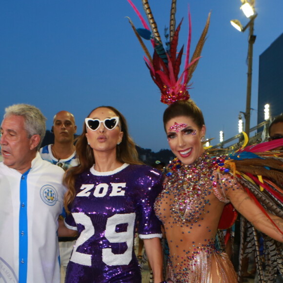 Sabrina Sato posa com simpatia para fotos em ensaio de carnaval