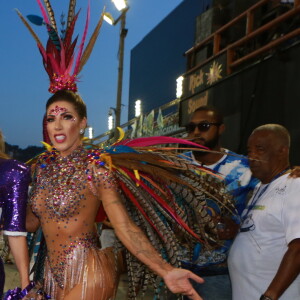 Sabrina Sato conversa com jornalista e tira fotos durante ensaio de carnaval