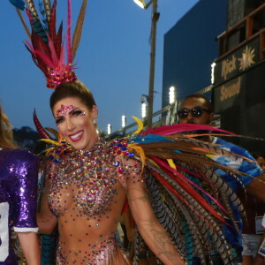 Sabrina Sato posa sorridente para os fotógrafos