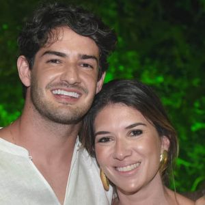 Alexandre Pato visitou a namorada, Rebeca Abravanel, na gravação do 'Roda a Roda', programa apresentado pela jovem, no final de semana