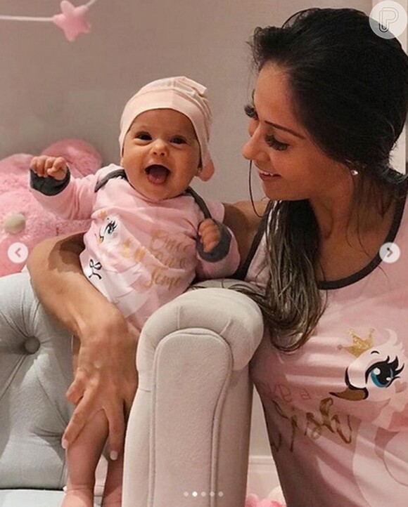 Sophia, filha de Mayra Cardi e Arthur Aguiar, esbanjou fofura ao combinar pijama com a mãe