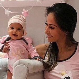 Mayra Cardi esbanjou fofura ao aparecer sorridente antes de dormir. 'Dá para mim?? Amo essa pequena', pediu internauta