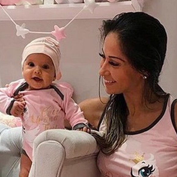Mayra Cardi esbanjou fofura ao aparecer sorridente antes de dormir. 'Dá para mim?? Amo essa pequena', pediu internauta