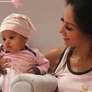Mayra Cardi compartilhou várias fotos da filha, Sophia, antes de dormir