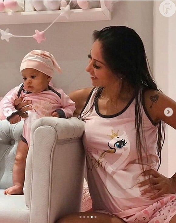 Mayra Cardi compartilhou várias fotos da filha, Sophia, antes de dormir