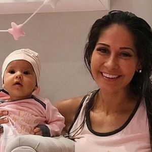 Mayra Cardi e a filha, Sophia, de 3 meses, combinaram pijama: 'Coisinha linda mais simpática'