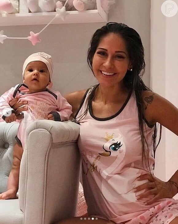 Mayra Cardi e a filha, Sophia, de 3 meses, combinaram pijama: 'Coisinha linda mais simpática'