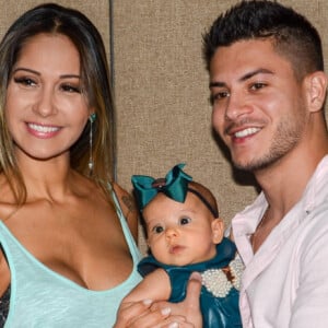 Mayra Cardi relatou ter perdido todos os móveis de sua casa com Arthur Aguiar durante chuva no Rio