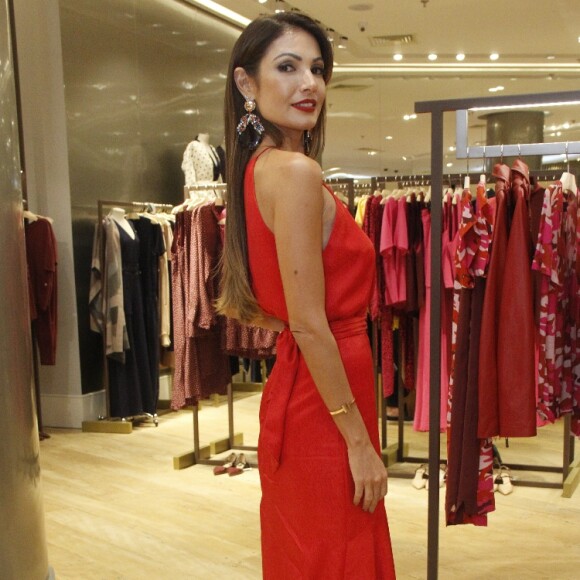 Patricia Poeta investiu em um vestido midi com saia assimétrica na cor vermelha