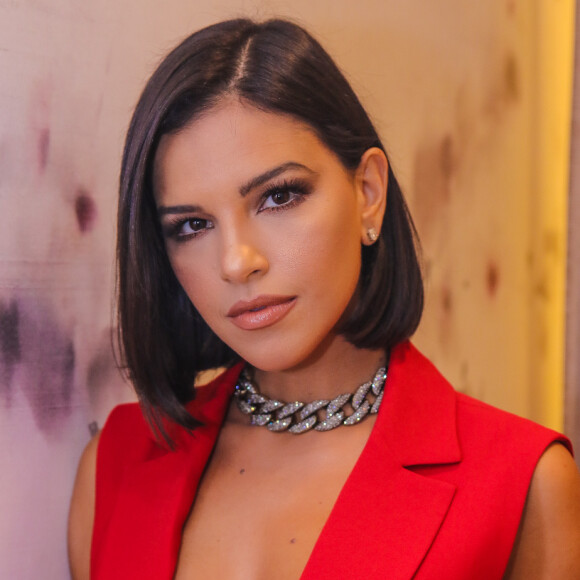 Mariana Rios apostou em choker de corrente e fios superpolidos