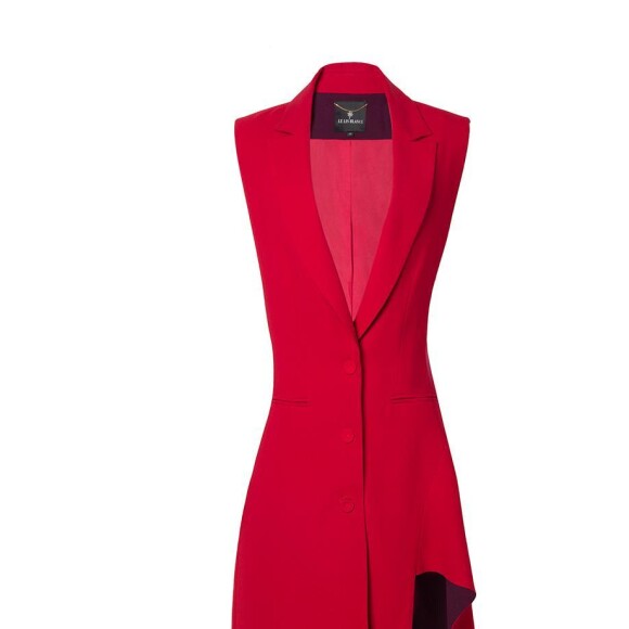 Colete de alfaiataria longo usado por Mariana Rios custa R$ 1,6 mil na loja online da Le Lis Blanc