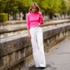 Neon: blusa rosa combinada com calça pantalona