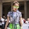 É tendência! Transparência no look da Louis Vuitton + neon