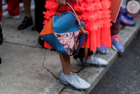 Foto: Neon: saia laranha com bolsa estampada e tênis - Purepeople