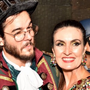 Fátima Bernardes e Túlio Gadêlha posaram para fotos durante o Baile dos Artistas