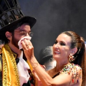 Fátima Bernardes se divertiu com o namorado, Túlio Gadêlha, no Baile dos Artistas, em Recife