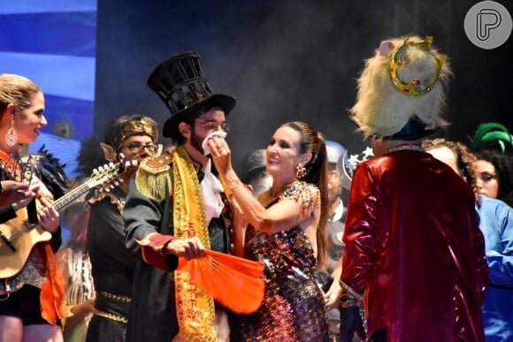 Fátima Bernardes se divertiu com o namorado, Túlio Gadêlha, no Baile dos Artistas, em Recife