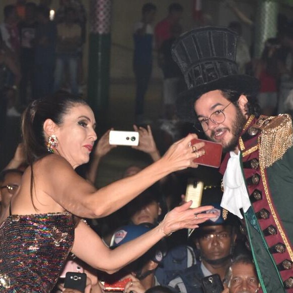 Fátima Bernardes atendeu pedido de selfies dos fãs durante o Baile dos Artistas