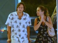Vladimir Brichta usa muletas durante passeio com a família: 'Cirurgia no joelho'