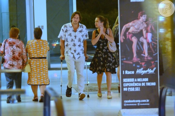 Vladimir Brichta usou muletas e bota ortopédica ao passear em shopping com a mulher, Adriana Esteves, neste sábado, 16 de fevereiro de 2019