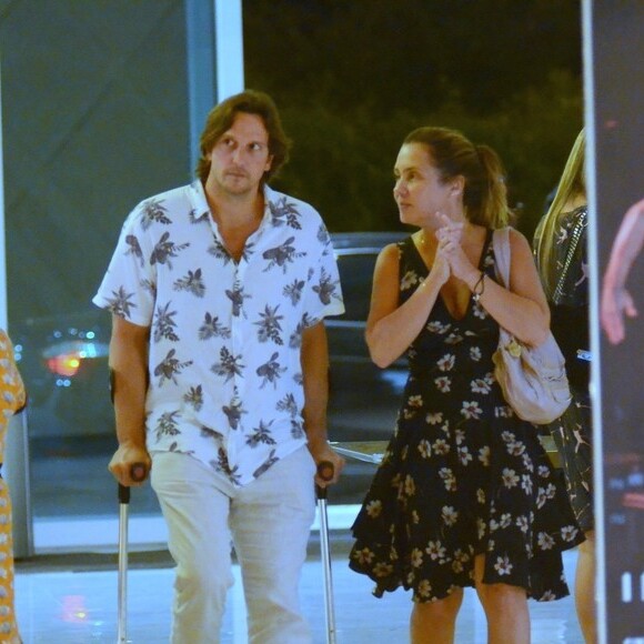 Vladimir Brichta usou muletas e bota ortopédica ao passear em shopping com a mulher, Adriana Esteves, neste sábado, 16 de fevereiro de 2019