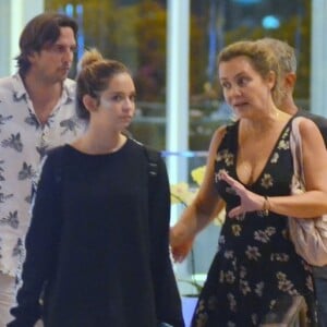 Vladimir Brichta, de muletas e bota ortopédica, passeou em shopping com a mulher, Adriana Esteves