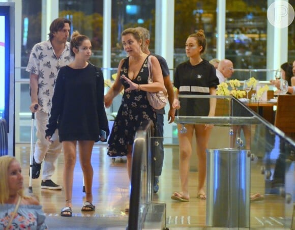 Vladimir Brichta, de muletas e bota ortopédica, passeou em shopping com a mulher, Adriana Esteves