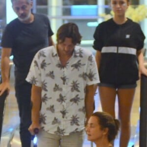 Vladimir Brichta, de muletas e bota ortopédica, passeou em shopping com a mulher, Adriana Esteves, neste sábado, 16 de fevereiro de 2019