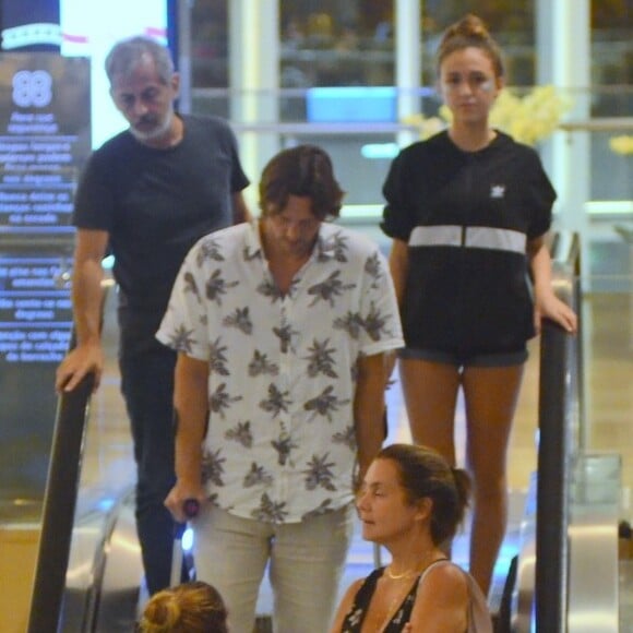 Vladimir Brichta, de muletas e bota ortopédica, passeou em shopping com a mulher, Adriana Esteves, neste sábado, 16 de fevereiro de 2019