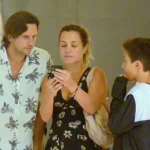 De muletas e bota ortopédica, Vladimir Brichta passeou em shopping com a mulher, Adriana Esteves, e o filho do casal, Vicente