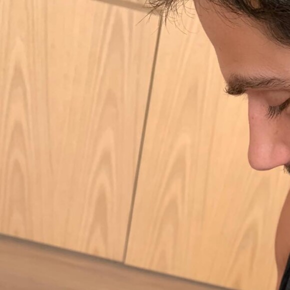 Duda Nagle dá mamadeira para Zoe com leite de Sabrina Sato