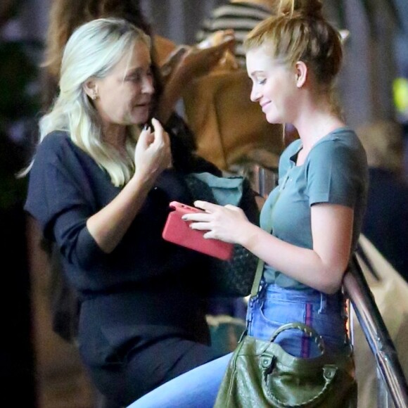 Marina Ruy Barbosa e a mãe foram clicadas em shopping no Rio de Janeiro