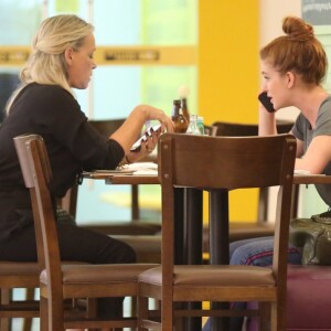 Marina Ruy Barbosa jantou com a mãe em restaurante no shopping da Gávea