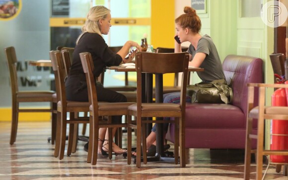 Marina Ruy Barbosa jantou com a mãe em restaurante no shopping da Gávea