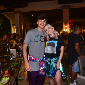 Julio Cocielo e Tatá Estaniecki marcaram presença na festa de Lexa que rolou nesta quarta-feira, dia 20 de fevereiro de 2019. Na ocasião, Tatá apostou em gargantilha de brilhantes