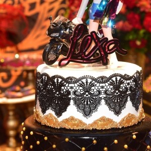 Lexa apostou em um bolo de quatro camadas com direito a uma bonequinha que lembra a cantora em clima de carnaval, nesta quarta-feira, dia 20 de fevereiro de 2019
