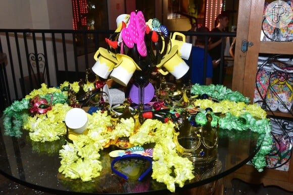 Lexa separou uma mesa, logo na entrada da festa, com muitos adereços de carnaval para os convidados entrarem no tema, nesta quarta-feira, dia 20 de fevereiro de 2019
