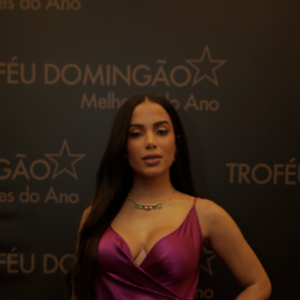 Anitta usou um vestido roxo com fenda na perna no Troféu Domingão 2018.