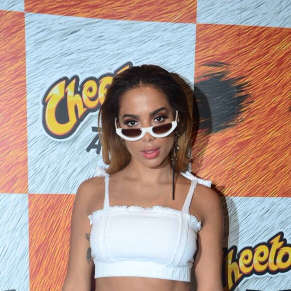 No lançamento da parceria entre Anitta e Cheetos, em 2018, Anitta usou um look todo jeans, com um óculos meia lua.