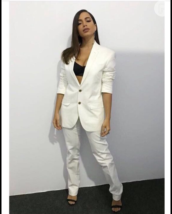 Em 2017, Anitta usou um look social, com um blazer e um top preto por baixo.