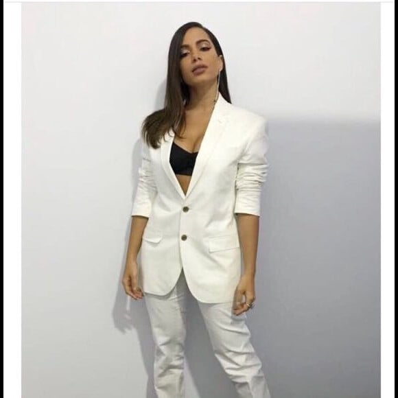 Em 2017, Anitta usou um look social, com um blazer e um top preto por baixo.