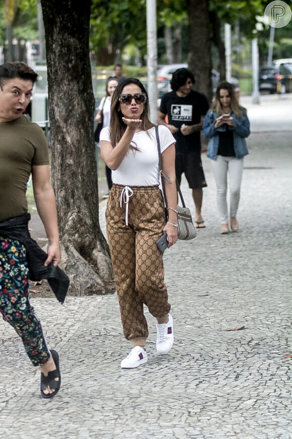 Anitta usou um look todo da grife Gucci com o valor aproximado de R$ 16 mil, para votar no Rio.