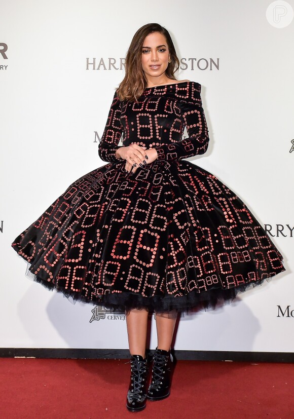 Em 2017, Anitta apareceu no baile de gala da amfAR com um vestido midi rodado da Moschino.