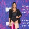 Anitta usou um body sensual de renda sobrepondo-o com um blazer e uma bota pink da Vetements em parceria com Manolo Blahnik, no MTV Millenial Awards 2017.